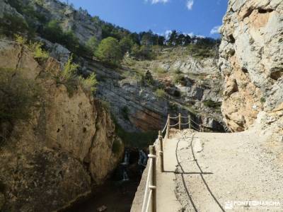 Albarracin y Teruel; atazar mochila de acampar sendero vertical rutas senderismo albarracin